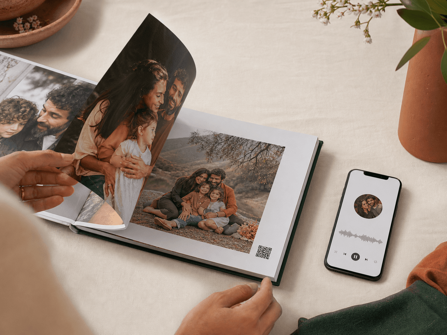 Album ouvert avec téléphone lisant un message audio