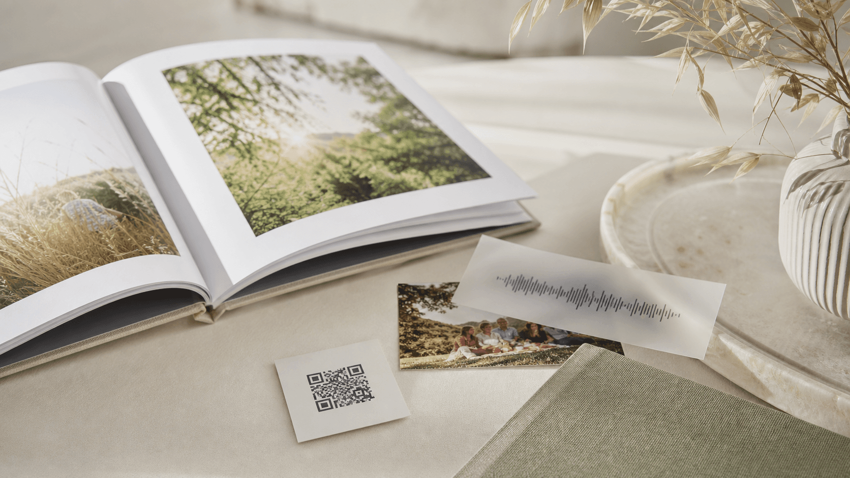 Album de vacances ouvert avec photos, QR code et souvenir audio